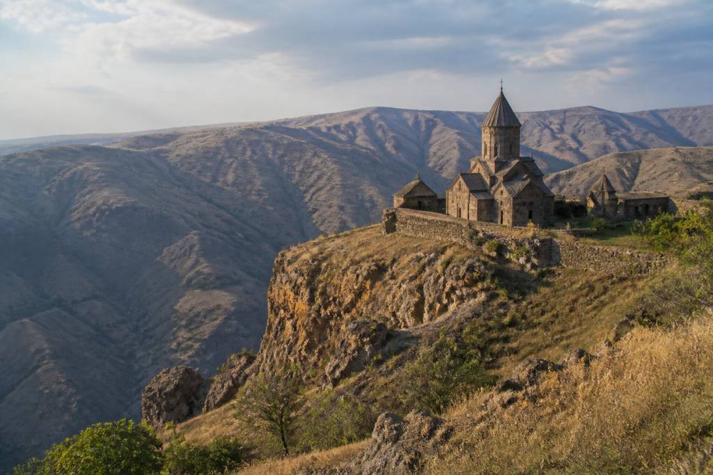 Les montagnes oubliées de l’Arménie : entre monastères millénaires et plateaux volcaniques